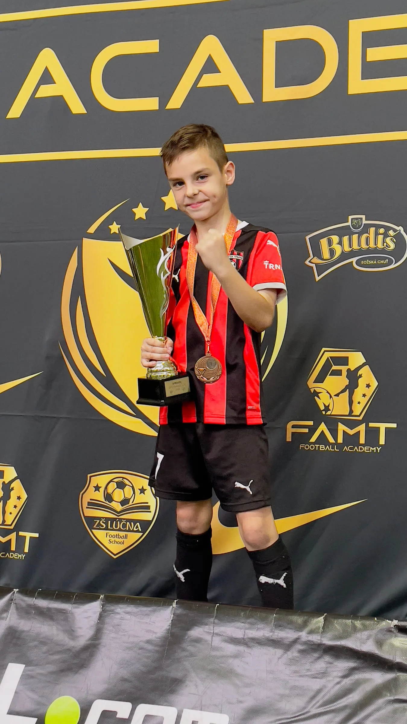 Nathan s pohárom a medailou z turnaja